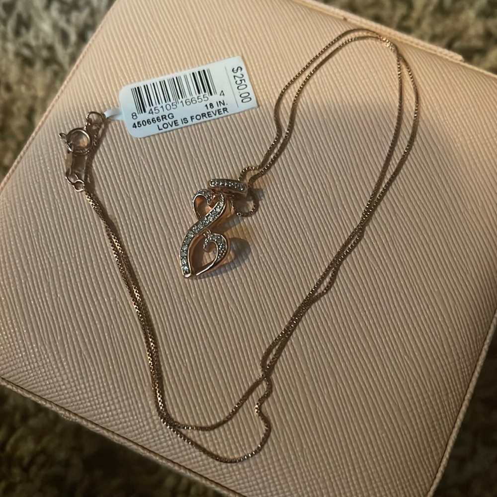 Beautiful rose gold necklace BRAND NEW